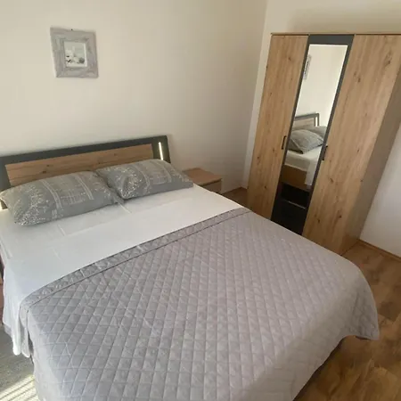 Apartmán Danijela & Vlado - One Bedroom With Balcony And Garden View Lopar