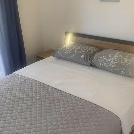 Danijela & Vlado - One Bedroom With Balcony And Garden View Apartmán *