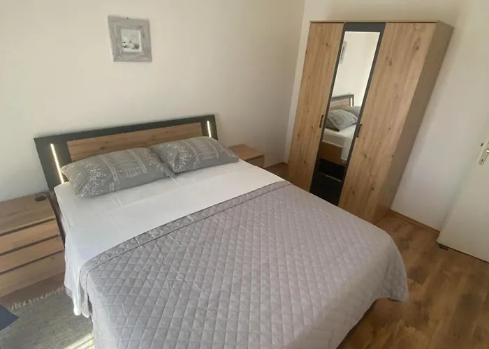 Apartmán Danijela & Vlado - One Bedroom With Balcony And Garden View Lopar