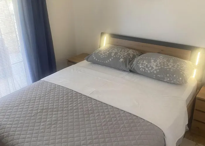 Danijela & Vlado - One Bedroom With Balcony And Garden View Apartmán *